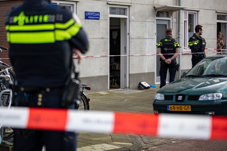 De politie doet onderzoek in de woning aan de Lorentzlaan. Beeld Novum RegioFoto