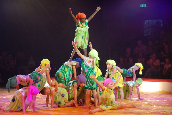 De kinderen vermaken zich tijdens de zomer in de piste van Jeugdcircus Il Grigio