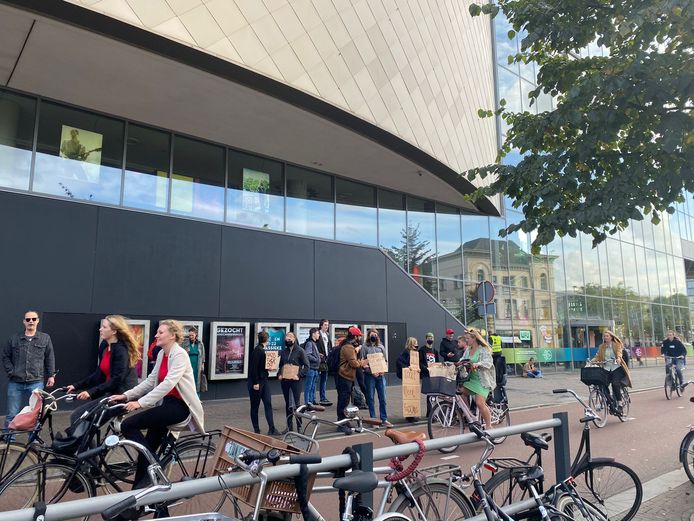 Voor het gebouw van TivoliVredenburg staat een groep tegendemonstranten