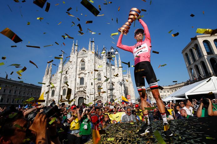 Tom Dumoulin als trotse winnaar van de Giro van vorig jaar.