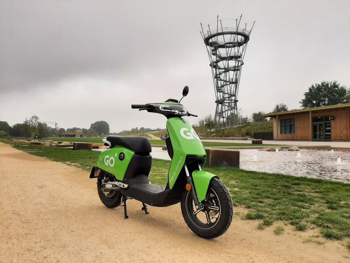 Een Go Sharing scooter mag niet in bepaalde parken en de winkelstraat komen.