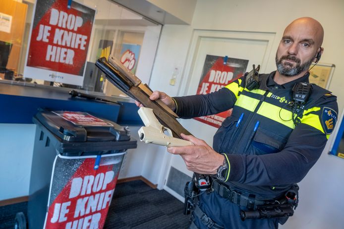 Op ruim 200 plekken in Nederland kunnen deze week wapens worden ingeleverd, zonder dat de persoon daarvoor vervolgd wordt.