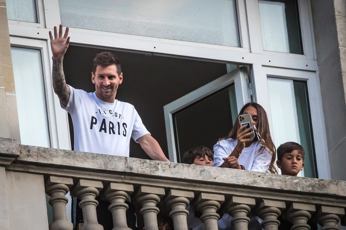 Lionel Messi samen met zijn gezin bij het hotel Le Royal Monceau.