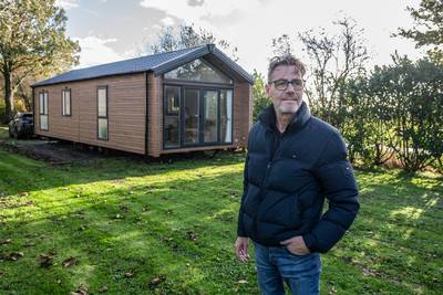 Heeft Hans nét zijn B&B klaar, krijgt hij ruim honderd asielzoekers als buren: ‘Wie boekt hier nou n