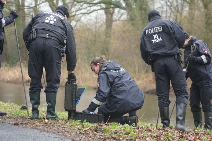 Politie bij het Eems-Vechtkanaal in Nordhorn, waar zaterdag zakken met menselijke resten werden gevonden.