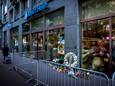 Voor de gesloten supermarkt zijn woensdagochtend bloemen gelegd
