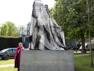 Tijdelijk standbeeld eert modeontwerpster Emilie Louise Flöge
