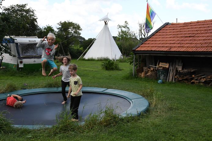 De jeugd vermaakt zich prima op de trampoline bij minicamping Ter Drucht in Gewande.