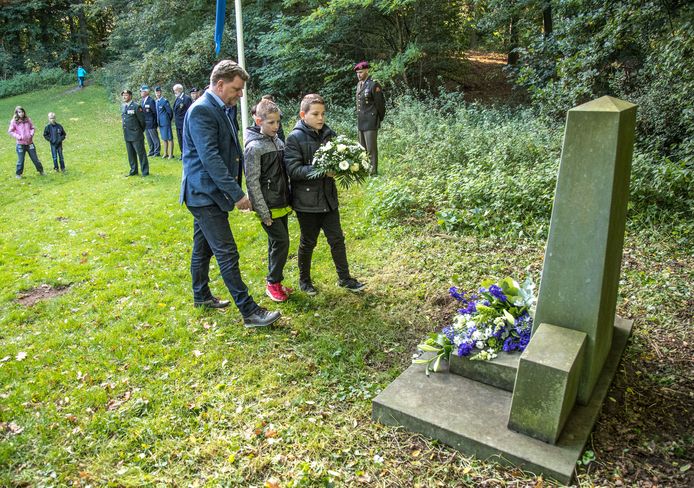 Archieffoto uit 2017 van de herdenking bij het oorlogsmonument samen met kinderen van school De Brug.