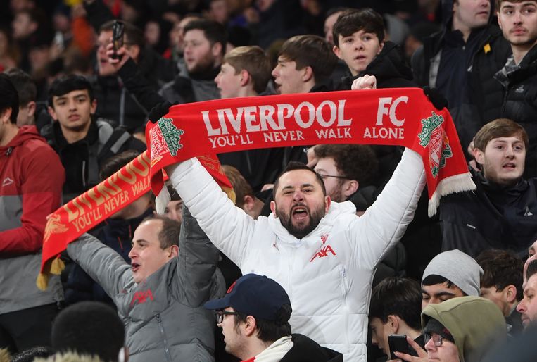 Supporters van Liverpool vieren de overwinning op Arsenal, waarmee de club zich plaatste voor de finale van de Carabao Cup. Beeld EPA