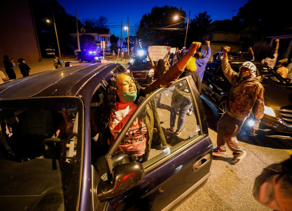 Protest tegen het politieoptreden in Elizabeth City, North Carolina maandag. Beeld REUTERS