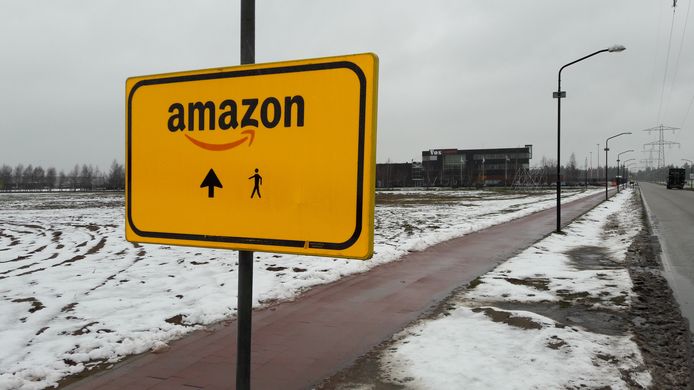 Amazon strijkt neer op Vorstengrafdonk. Vrachtwagens hebben een kilometer lange opstelstrook richting Vos Logistics gekregen.