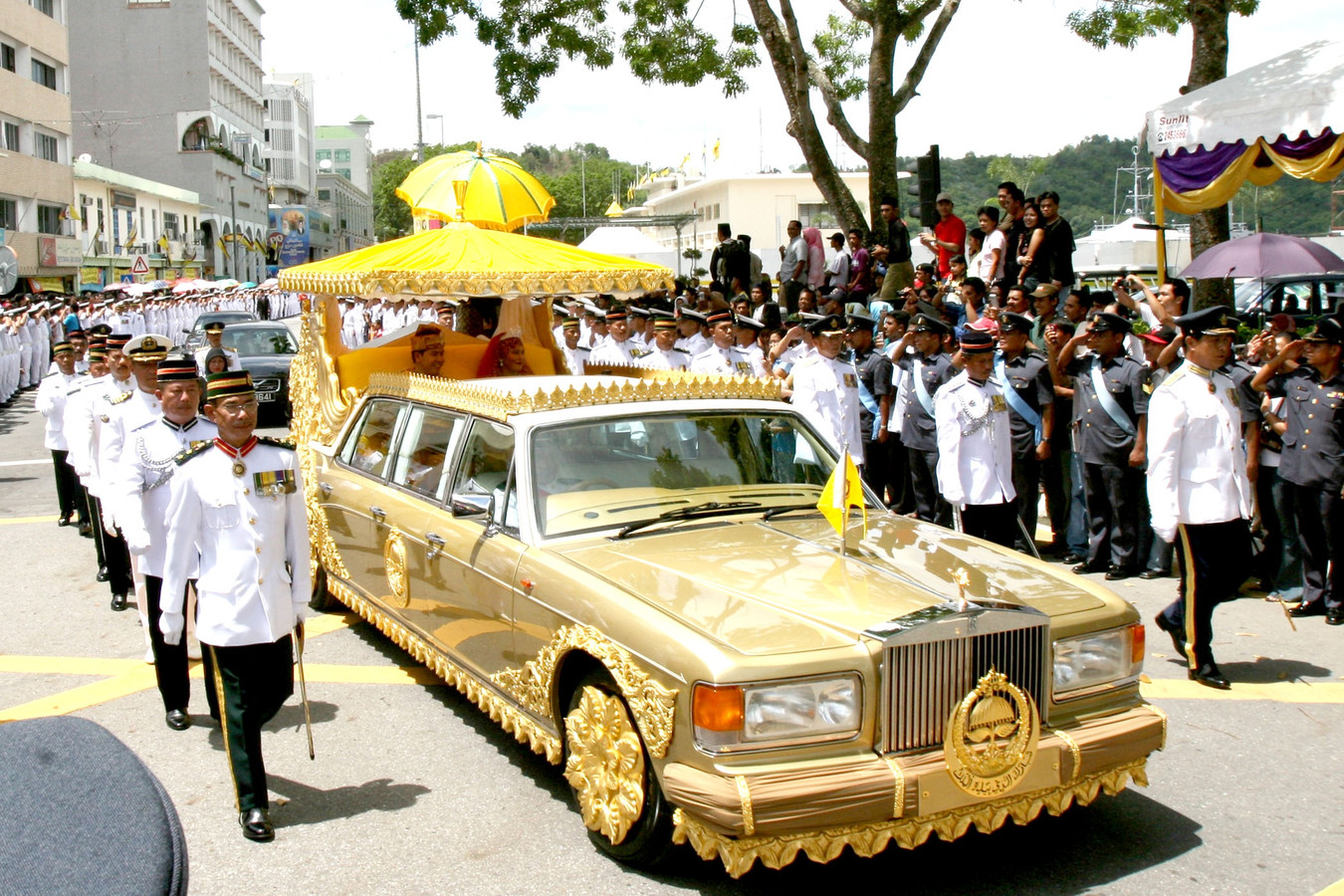 Een gouden Rolls Royce is het pronkstuk van de autocollectie van de sultan. Hier wordt die gebruikt voor de bruiloft van zijn dochter