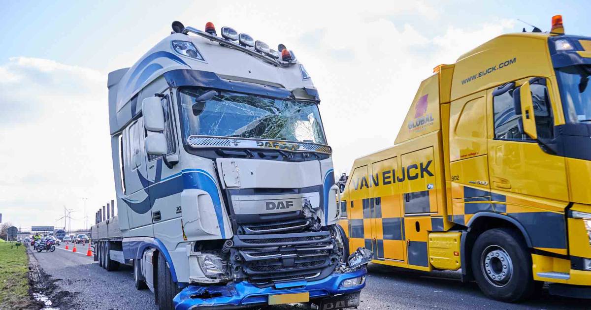 Ernstig ongeval op A50, busje botst in file achterop vrachtwagen.