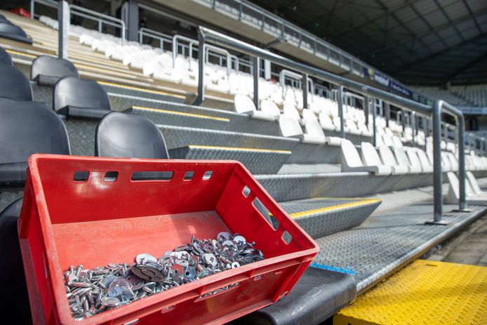 De staantribune in Erve Asito is een zitvak geworden. De voor de club zeker nu zo belangrijke fanatieke aanhang moet zich aanpassen.