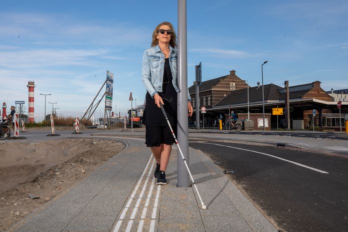 Het gewraakte stoepje: gevaarlijk voor blinden en slechtzienden.
