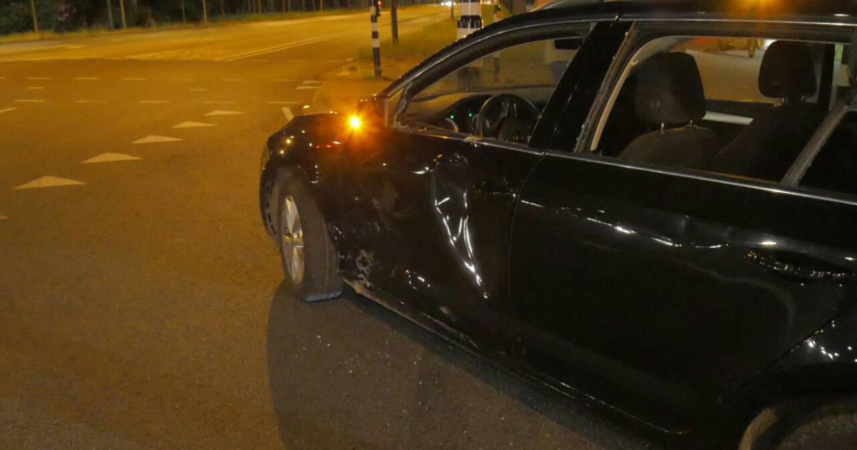 Scooterrijder gewond na botsing met auto in Enschede.