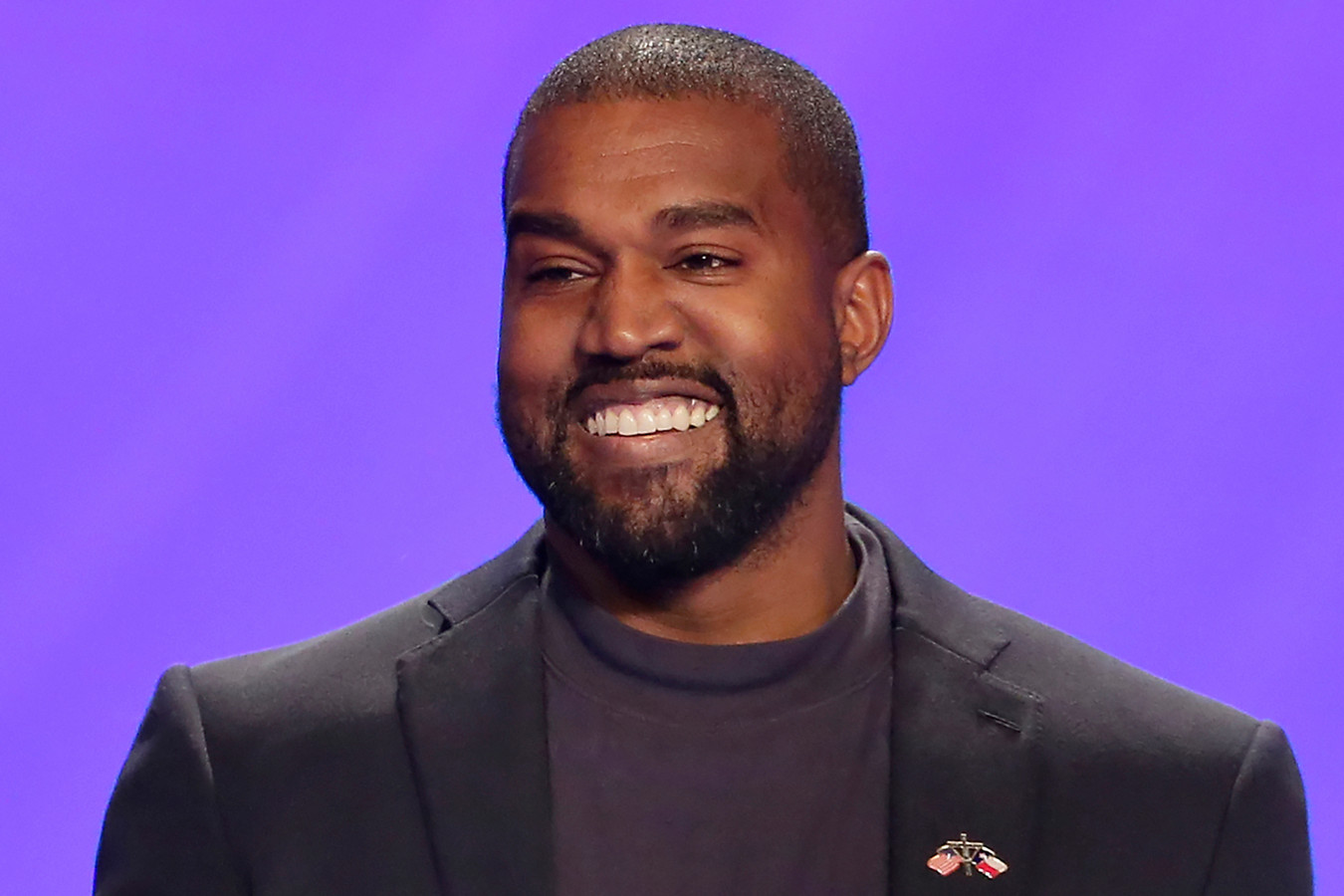kanye-west-krijgt-injecties-in-hand-door-overmatig-smartphonegebruik