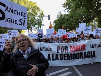Duizenden Spanjaarden komen op straat voor aanblijven premier Sánchez