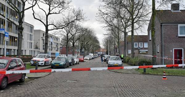Dode man gevonden in tuin in Tilburg, politie doet onderzoek.