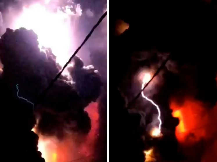 Bliksem verlicht hemel boven vulkaanuitbarsting in Indonesië