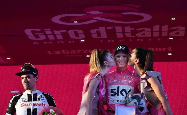 Tom Dumoulin (l), nummer twee van de Giro, en winnaar Chris Froome op het podium in Rome. Beeld EPA