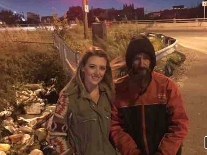 Kate McClure strandde (28) zonder benzine in Philadelphia en kon verder nadat dakloze Johnny Bobbitt  (35) zijn laatste 20 dollar aan haar voorschoot. Het leidde tot een grote crowdfundingsactie.