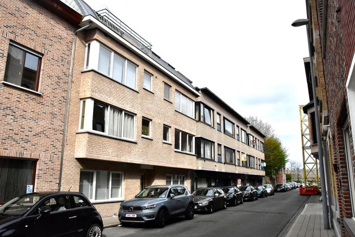 De steekpartij speelde zich af op de derde verdieping van het meest linkse appartementsgebouw, langs de Mariastraat in Roeselare.
