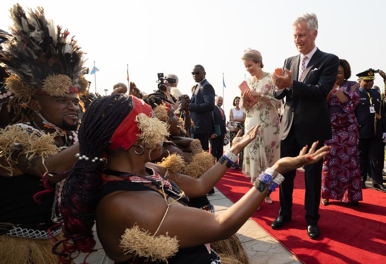 De Belgische koning Filip en koningin Mathilde arriveerden dinsdag op de luchthaven van de Congolese hoofdstad Kinshasa. Beeld Belga