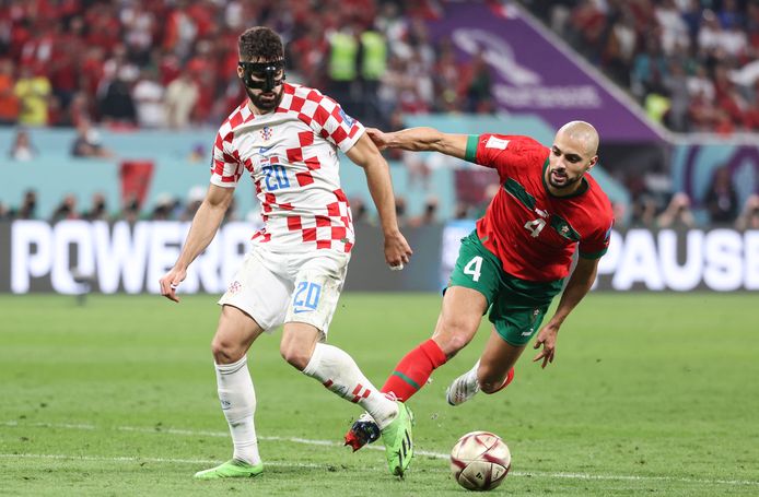 Een van de beste verdedigers van het WK, Josko Gvardiol, in duel met een van de beste middenvelder in Qatar, Sofyan Amrabat.