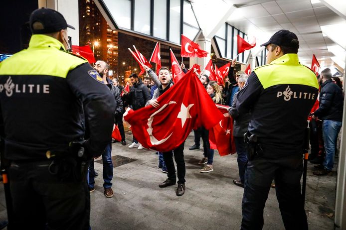 Foto ter illustratie. Turkse Nederlanders stonden op 11 maart tegenover de politie voor het Turkse consulaat in Rotterdam.