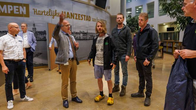 Boeren houden kort protest bij Kamper stadhuis en leveren in raadszaal brief af voor Den Haag