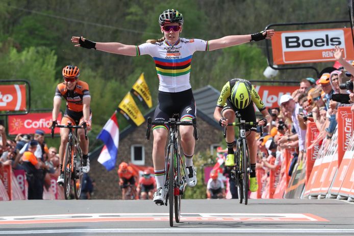Van der Breggen is de beste op de Muur van Hoei, Van Vleuten (r) buigt het hoofd.