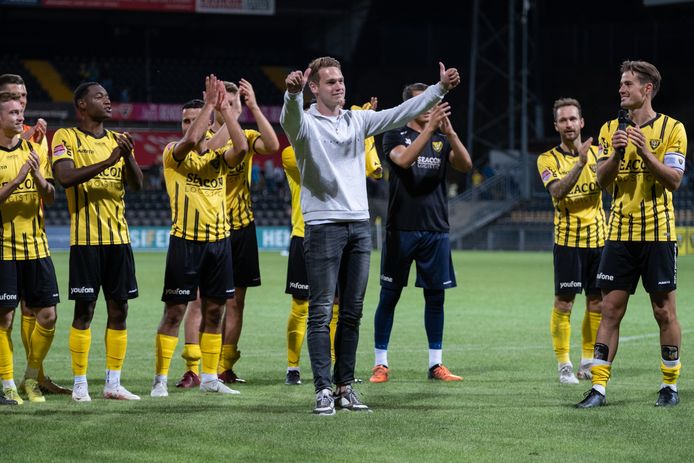 Lars Nabbe neemt in De Koel afscheid van de VVV-supporters. foto’s VVV-Venlo.