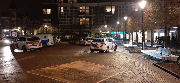 Veel politie op de Koornmarkt in Almelo, na een steekincident op woensdagavond waarbij iemand gewond raakte.