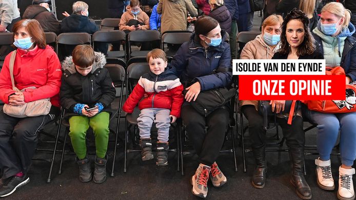 Oekraïense vluchtelingen wachten in Brussels Expo op hun beurt om zich te registreren.