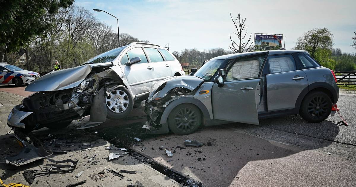 Rij-instructeur en leerling lichtgewond bij botsing met auto in Oisterwijk.