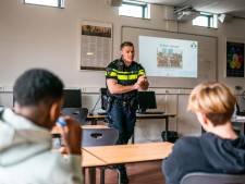 Politieagent Stef van Bureau Arnhem geeft gastles over geld: ‘Ik wil jongeren erop wijzen dat er gevaren op de loer liggen’