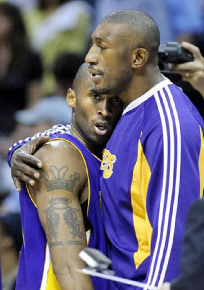 Didier Mbenga en Kobe Bryant toen ze samen nog voor de Lakers speelden.