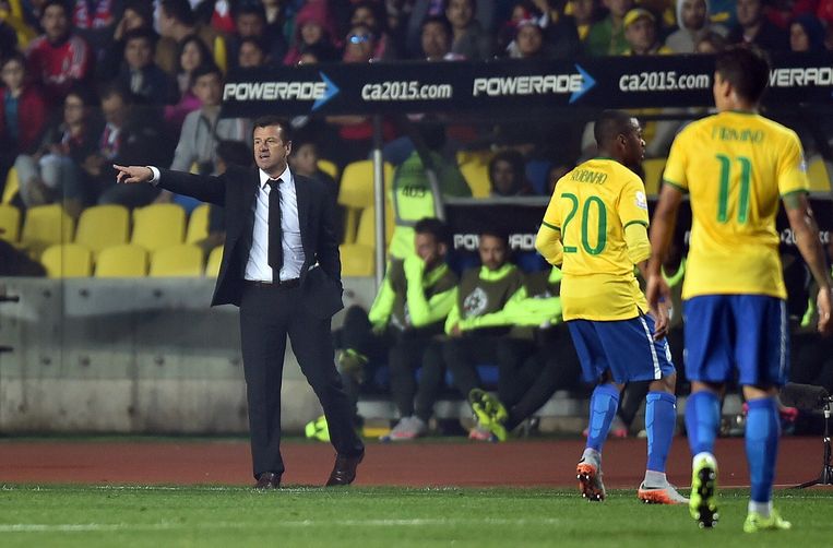 Bondscoach Dunga geeft aanwijzingen vanaf de kant tijdens de wedstrijd tegen Paraguay in de kwartfinale van de Copa America 2015 Beeld anp
