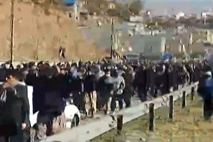 Een videostill van mensenrechtenorganisatie Hengaw toont Iraanse betogers in Piranshahr in het westen van Iran tijdens een begrafenisplechtigheid voor een zestienjarige die de avond voordien gedood werd.