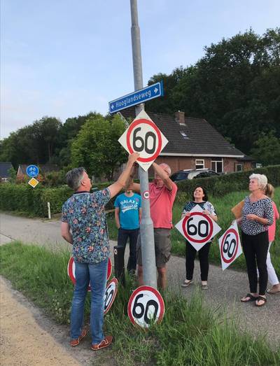 Klaar met snelheidsduivels op Hooglandseweg: bewoners hangen zelf bordjes op