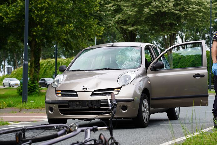 Een fietser is zondagmiddag gewond geraakt bij een botsing met een auto aan de Kreeksluisweg in Oosterhout.