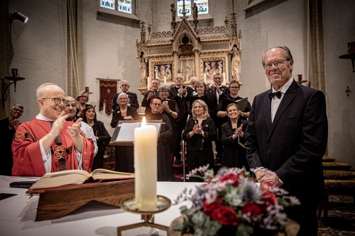 Deken Felie Spooren (links) en het Sint-Servatiuskoor applaudiseren voor jubilaris Noud van Beek (rechts).