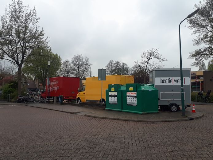 Tussen supermarkt Aldi en basisschool De Schakel staan de make-up en cateringwagens opgesteld voor de opnames van de nieuwe Netflixserie.
