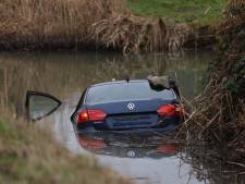 Taxichauffeur belandt met auto in het water en raakt ernstig gewond in Velddriel