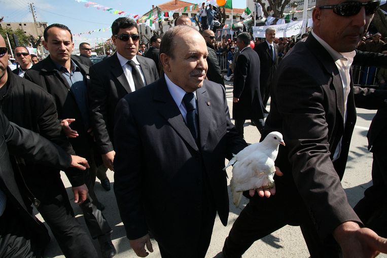 Bouteflika in 2009 toen hij met ruim 90 procent van de stemmen herkozen werd als president van Algerije. Ondanks zijn beloftes raakte de economie snel in het slop. Beeld Imagespic/ABACA