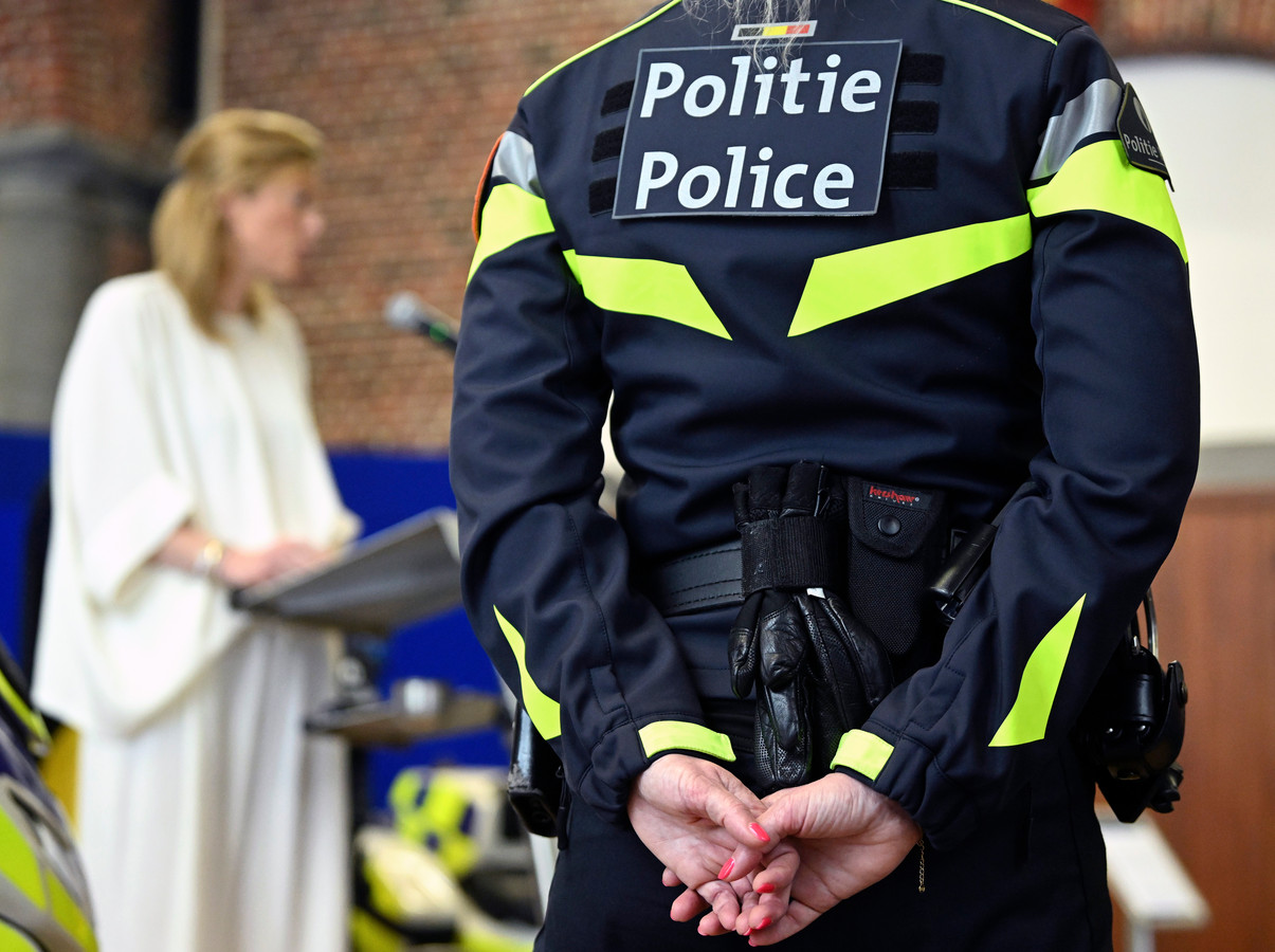 Une copie du prochain uniforme de la police déjà en vente sur AliExpress Foto 7sur7.be