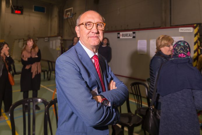Johan Vande Lanotte lijkt met zijn Stadslijst 4 zetels te verliezen. Toch ziet hij een progressieve coalitie (met Groen of CD&V) nog slagen.