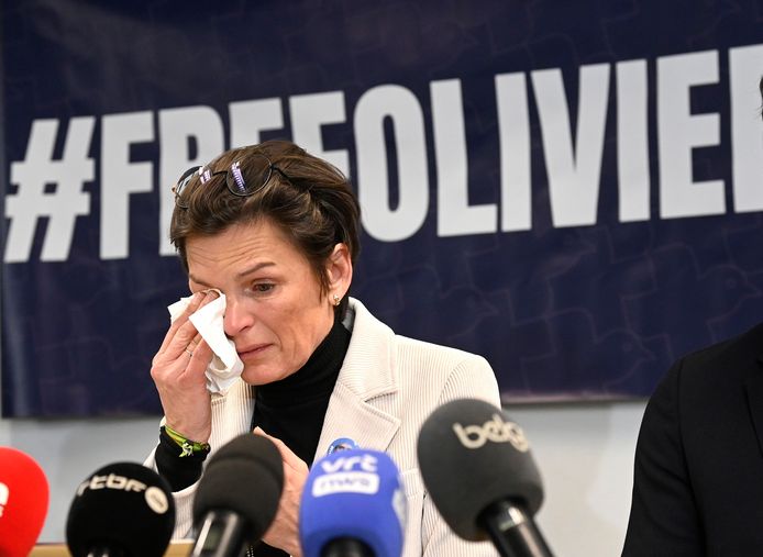 Nathalie Vandecasteele, soeur d’Olivier Vandecasteele, lors d'une conférence de presse ce vendredi.